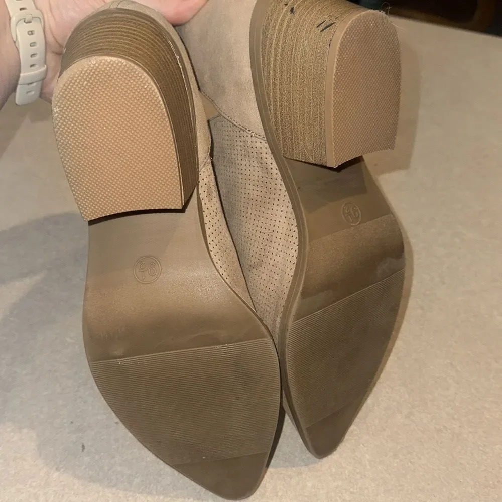 UNIVERSAL THREAD Tan Booties